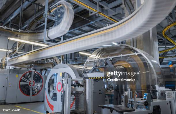 förderband mit zeitungen in druckmaschine - paper industry stock-fotos und bilder