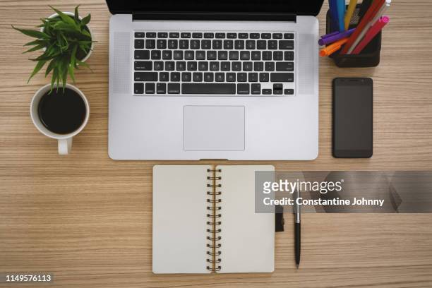 laptop, notebook and office supply items on wooden work desk - arrumado imagens e fotografias de stock