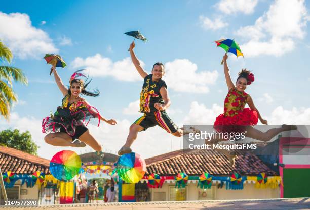 tänzer springen im brasilianischen karneval - fiesta stock-fotos und bilder
