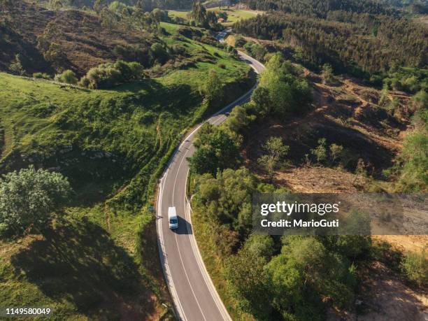 wickelstraße von oben - curve road stock-fotos und bilder