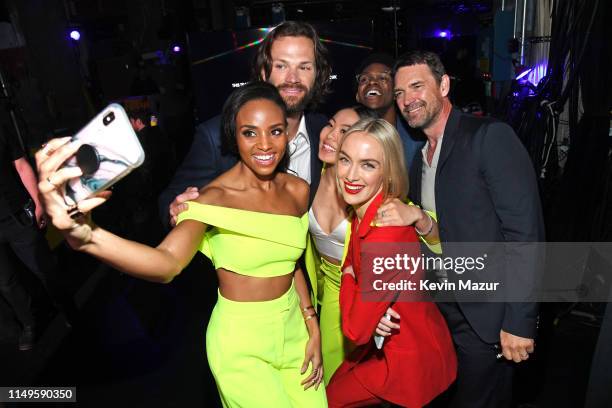 Meagan Tandy, Jared Padalecki, Nicole Kang, Camrus Johnson, Elizabeth Anweis, and Rachel Skarsten, Dougray Scott pose backstage during the The CW...