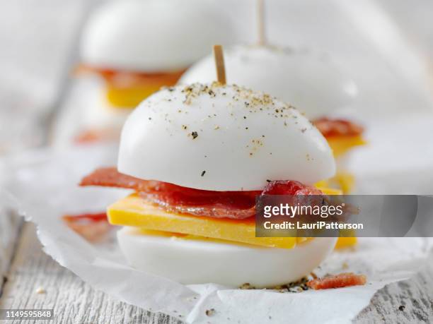 speck und cheddar hart-gekochter eier - hard boiled eggs stock-fotos und bilder