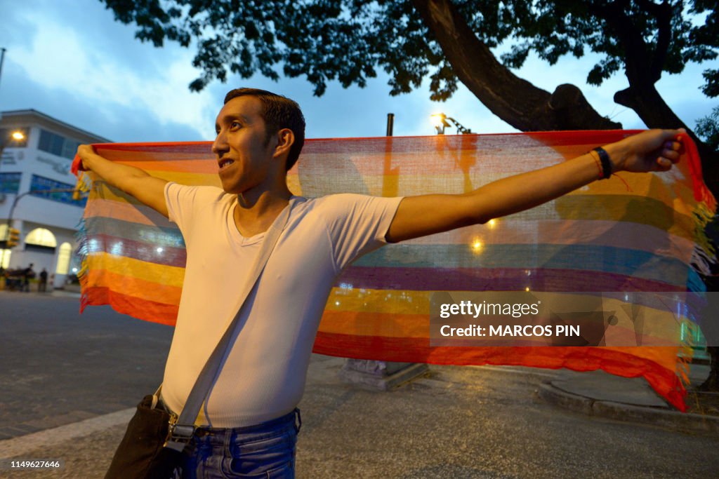 ECUADOR-LGBT-MARRIAGE