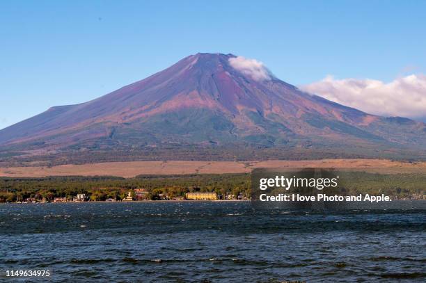 october fuji at lake yamanaka - yamanaka lake stockfoto's en -beelden