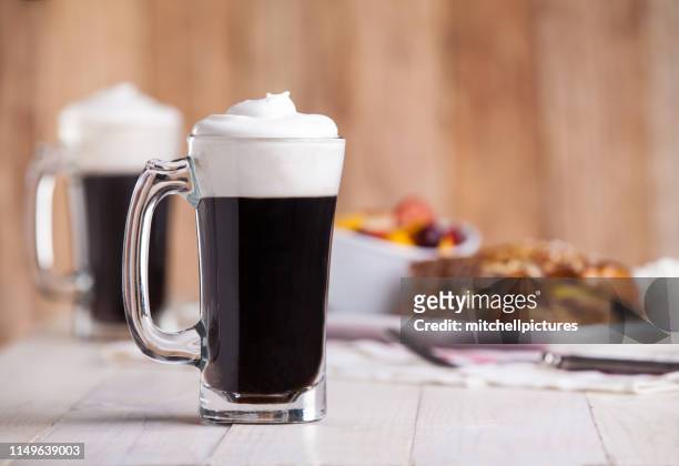 kaffee cocktail - irish coffee stock-fotos und bilder