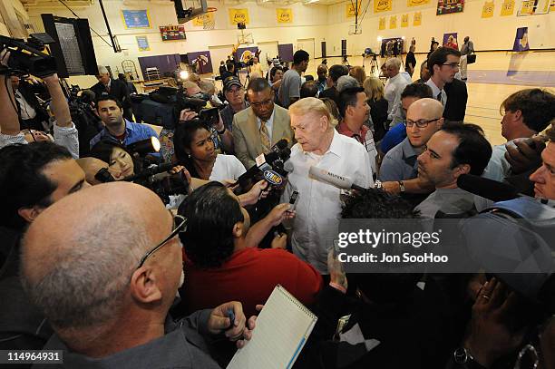 Owner Dr. Jerry Buss of the Los Angeles Lakers talks to the media at a press conference introducing Mike Brown as the new head coach of the Los...