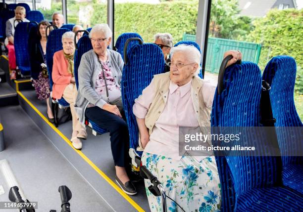 June 2019, Brandenburg, Oranienburg: Senior citizens of the institution "MEDIKUS gGmbH Betreutes Wohnen" are waiting in a bus for their evacuation...