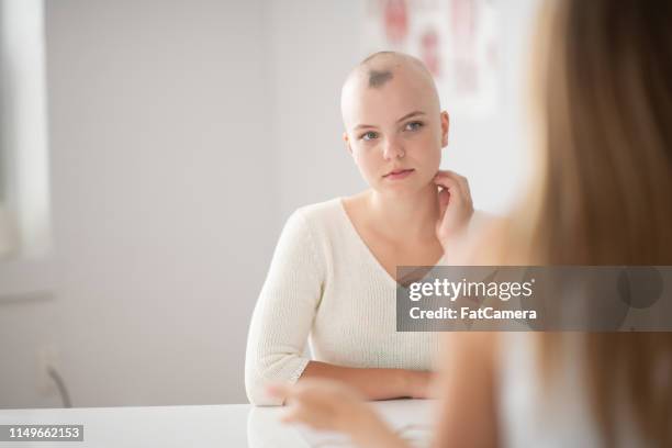 hablar con el doctor - alopecia fotografías e imágenes de stock