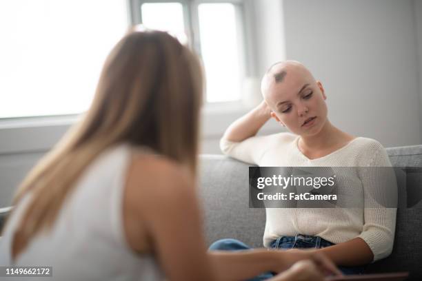luisteren naar de dokter - alopecia stockfoto's en -beelden