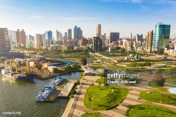 高雄、台湾-5 月 04 2019: 高雄市では5月04日に2017、ダウンタウン高雄都市の上空を眺めます。 - 高雄 ストックフォトと画像