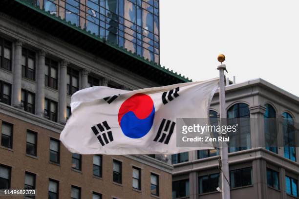 national flag of south korea on a flagpole waves with the wind - south korea - fotografias e filmes do acervo