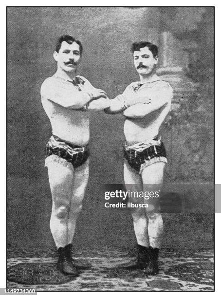 illustrations, cliparts, dessins animés et icônes de photo antique: acrobates artistes de cirque - acrobate