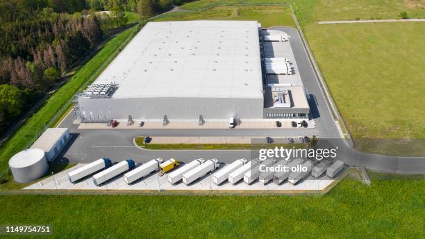 baia di carico, parcheggio per camion, edificio industriale, logistica - vista aerea - tetto foto e immagini stock