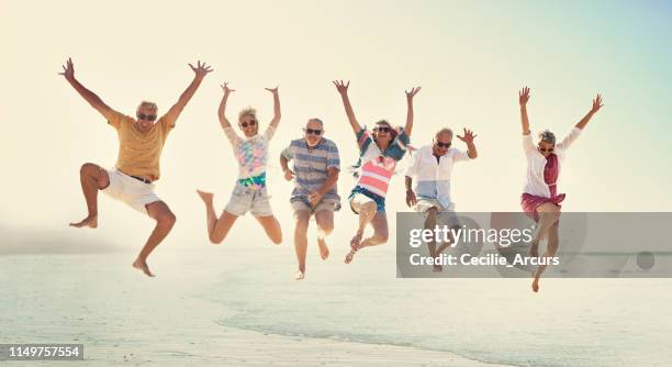 springen vor freude - old couple jumping stock-fotos und bilder