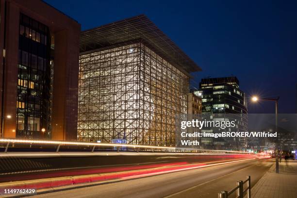 council of europe and european commission building on rue de la loi, duskviertel, brussels, belgium - council of europe stock-fotos und bilder