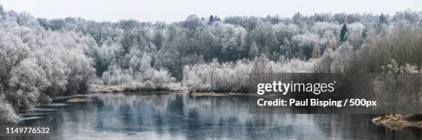 frozen lake - gefrorener see stock-fotos und bilder