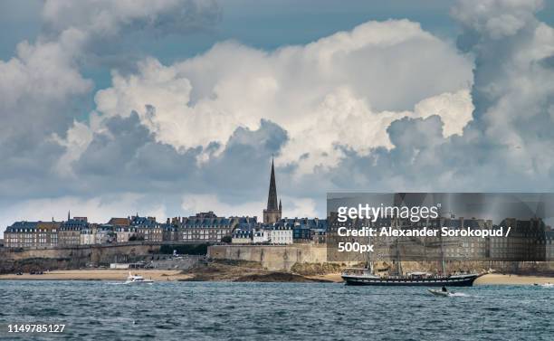 beautiful autumnal view of st-malo, old pirate city - dinard 個照片及圖片檔