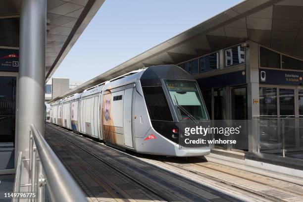 dubai tram in dubai, vereinigte arabische emirate - dubai tram stock-fotos und bilder