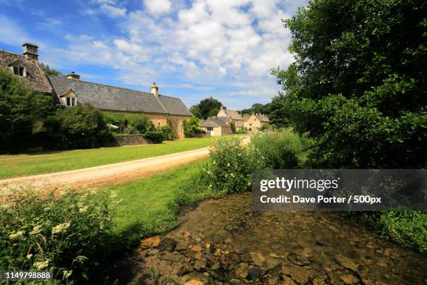 the river eye at upper slaughter village, gloucestershire cotswo - stow on the wold stock pictures, royalty-free photos & images