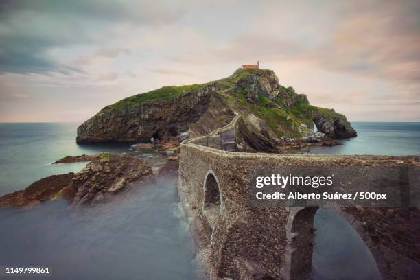 san juan de gaztelugatxe - san juan foto e immagini stock