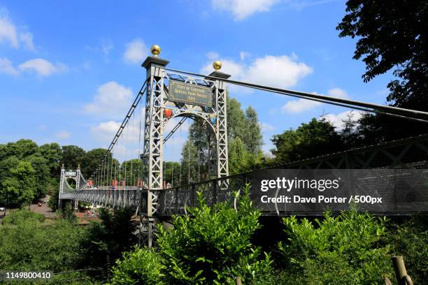 the queens park bridge over the river dee embankment, chester ci - chester england fotografías e imágenes de stock
