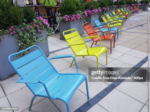 chairs and colors - sedia a sdraio foto e immagini stock