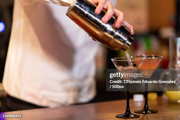 barman preparing a cocktail - barman tequila stockfoto's en -beelden