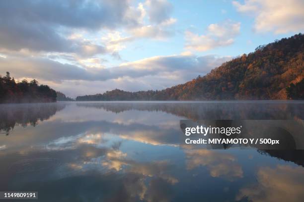 lake in autumn - nikko stock-fotos und bilder