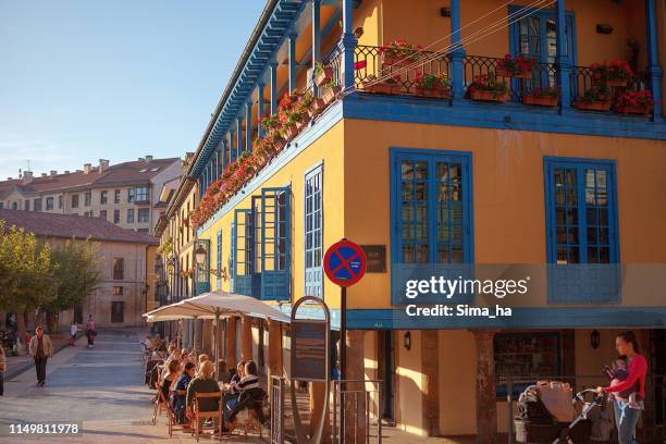 oviedo ciudad en un día soleado - oviedo fotografías e imágenes de stock