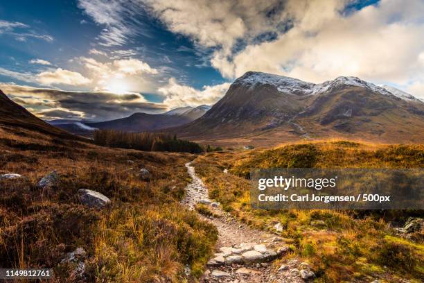 follow the path - scottish culture fotografías e imágenes de stock