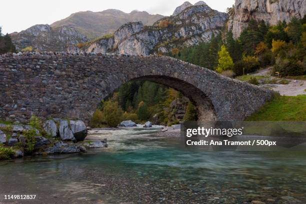 medieval bridge of bujaruelo - gavarnie stock-fotos und bilder
