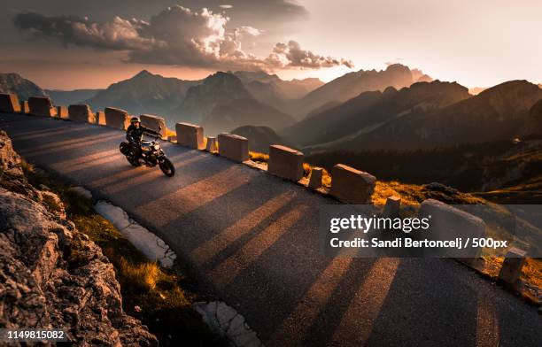 epic mountain road journey - motorrace stockfoto's en -beelden