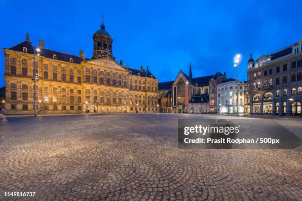 the royal palace in dam square at amsterdam, netherlands dam sq - royal palace amsterdam stock-fotos und bilder