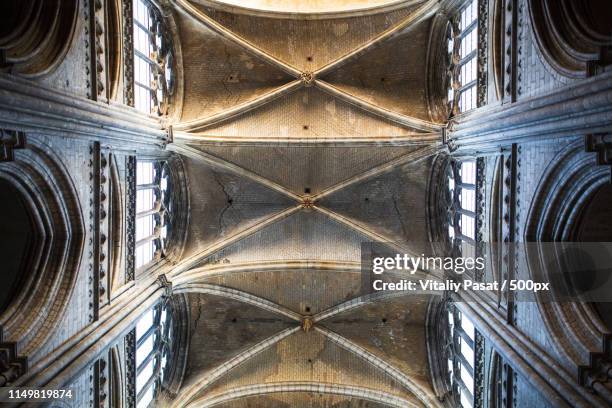 rouen saint cathedrale interior with sun lights - besancon photos et images de collection