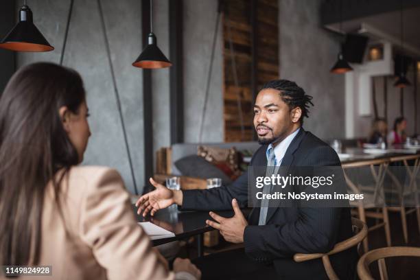 vorstellungsgespräch - african american interview stock-fotos und bilder