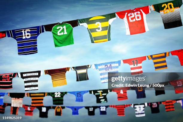 jerseys - sporttrikot stock-fotos und bilder