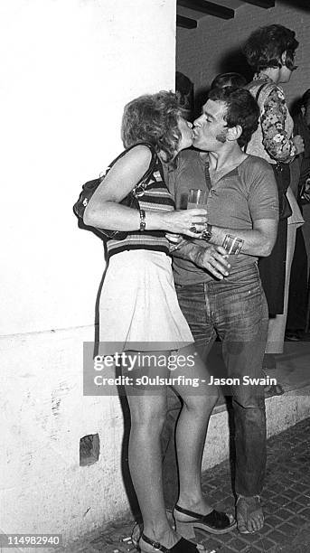 couple  kissing - beso en la boca fotografías e imágenes de stock