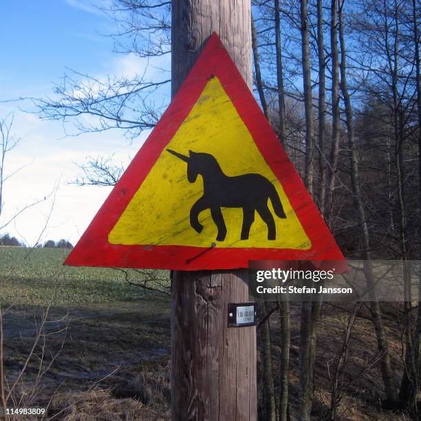 unicorn sign - overstekende dieren stockfoto's en -beelden