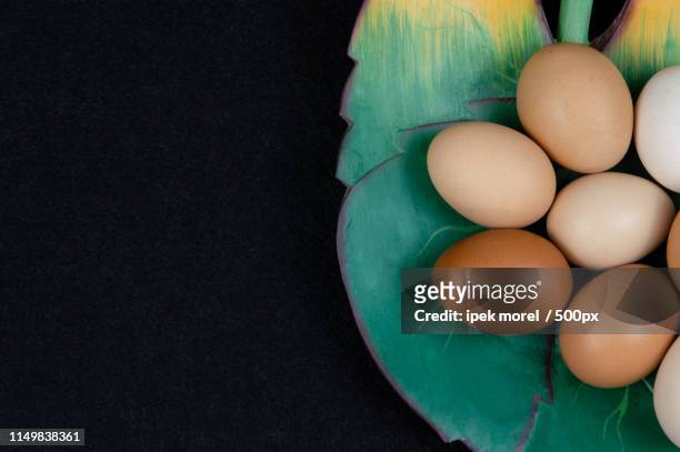 chicken eggs in a leaf shaped plate - ipek morel stock pictures, royalty-free photos & images