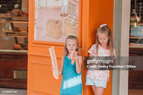 cutiest kids with fresh crisp baguette in paris - boulangerie paris foto e immagini stock