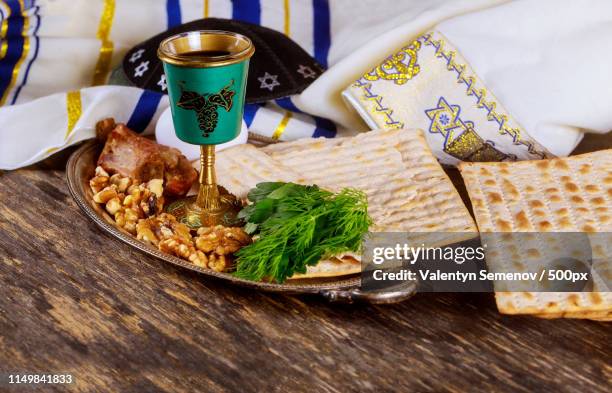 Seder Ritual Traditional Seder Meal Photos and Premium High Res Pictures - Getty Images