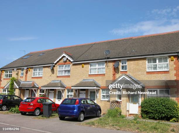 new uk homes - camino de entrada fotografías e imágenes de stock