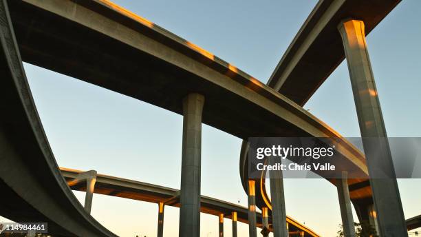 intertwined freeway ramps overhead - kreuzmuster stock-fotos und bilder