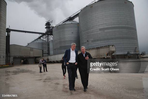 Democratic presidential candidate and New York City Mayor Bill De Blasio tours the POET Biorefinery plant with former U.S. Secretary of Agriculture...