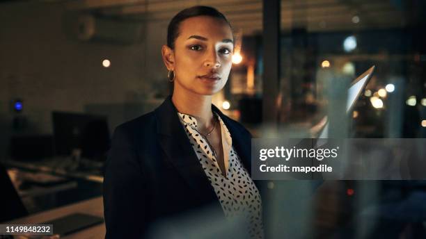 ich bin gut vernetzt in der geschäftswelt - corporate dark portrait stock-fotos und bilder