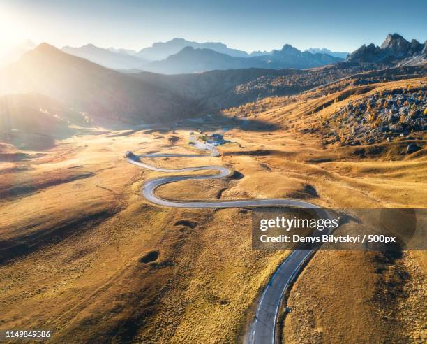 winding road - street sunset stock-fotos und bilder