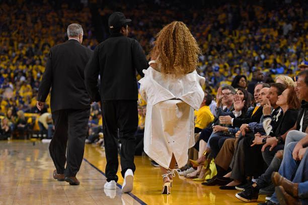 Beyonce y Jay-Z caminan hacia la cancha durante el Juego 1 de las semifinales de la Conferencia Oeste de la NBA en el Oracle Arena en Oakland, California, el sábado 4 de abril...