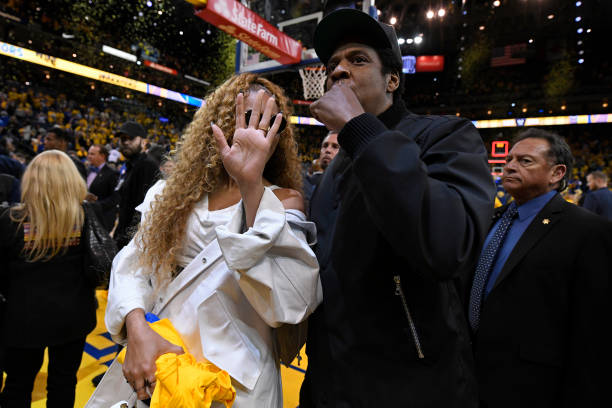 Beyoncé levanta la mano para bloquear la cámara durante el Juego 1 de las semifinales de la Conferencia Oeste de la NBA en el Oracle Arena de Oakland, California, el sábado...