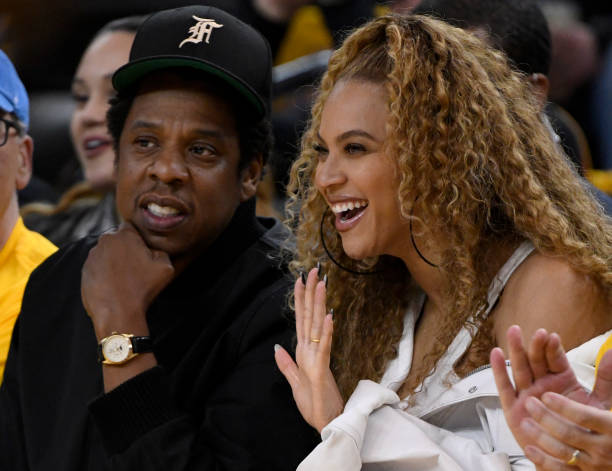 Jay-Z y Beyonce se sientan en la cancha mientras los Golden State Warriors se enfrentan a los New Orleans Pelicans en el primer cuarto del Juego 1 de la NBA Western...