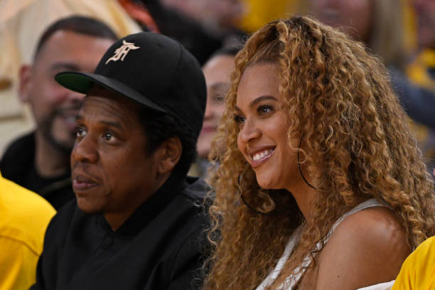 Jay-Z y Beyonce se sientan al lado de la cancha durante el segundo cuarto del Juego 1 de las semifinales de la Conferencia Oeste de la NBA en el Oracle Arena en Oakland, California, el...